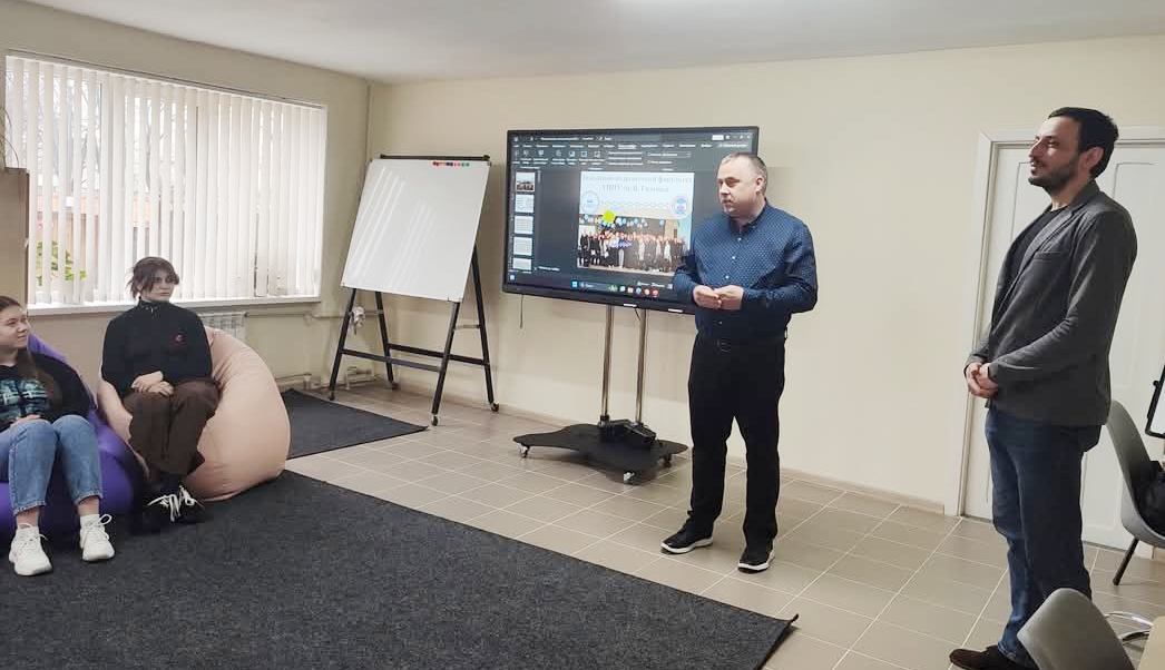Декан факультету спілкується з абітурієнтами Декан факультету спілкується з абітурієнтами